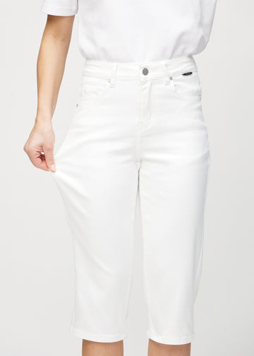 Model strækker caprisene ved låret for at vise stretch.