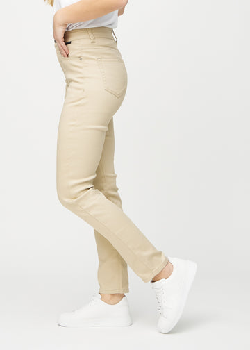 Beige slim jeans set fra siden på model.