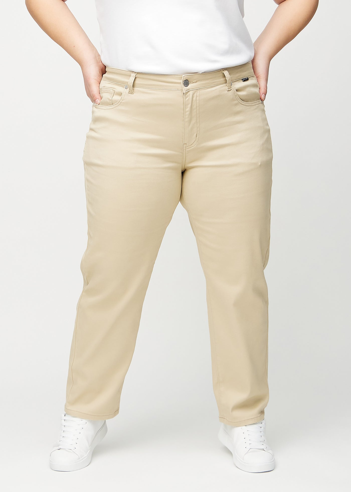 Beige regular jeans, modelnavn Gazelles, som går lige ned langs benet på en plus-size model, set forfra.