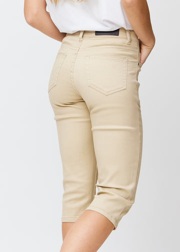 Tæt billede af de beige slim capris bagfra, så man tydeligt kan se detaljer og lommer.