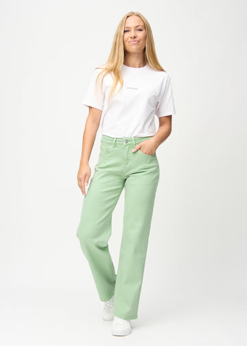 Model går ind i billedet, viser jeansene frem ved at strække i dem, dreje rundt, og derefter forlade billedet.