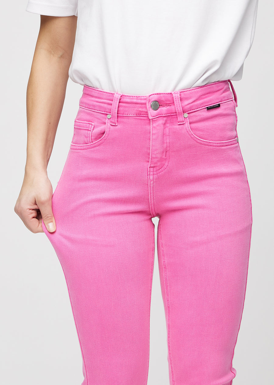 Model strækker jeansene ved låret for at vise stretch.