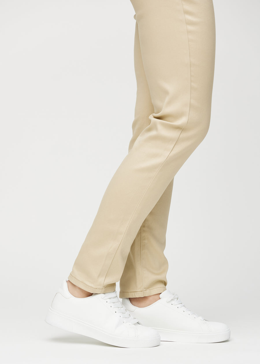 Anklerne på en model, så man kan se, hvor tæt jeansene sidder.