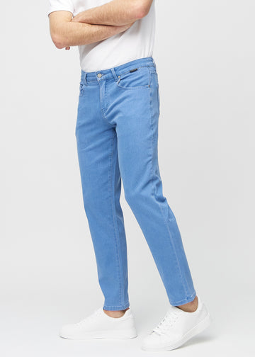 Blå regular jeans set fra siden på model.