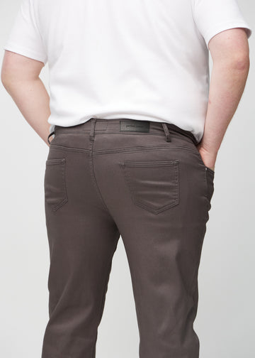 Gråbrune regular jeans set bagfra tæt på en plus-size model for at vise detaljer.