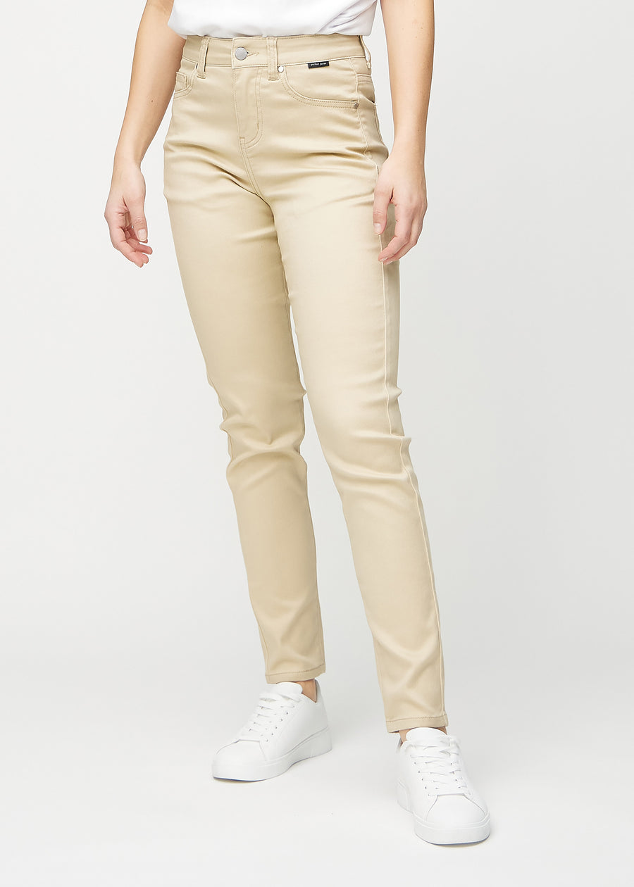 Beige slim jeans, modelnavn Gazelles, som sidder tæt til benet, dog lidt løsere ved anklen, set forfra.