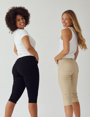 To kvinder iført slim capris i sort og beige fra Perfect Jeans