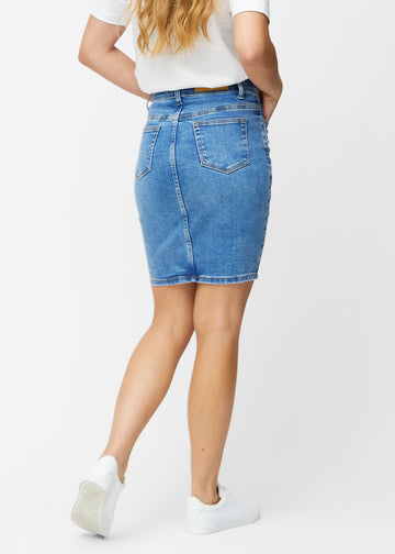 Klassisk blå, tætsiddende og knælang denimnederdel set bagfra, så hele produktet kan ses.