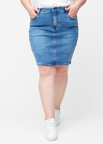 Klassisk blå, tætsiddende og knælang denimnederdel set forfra på plus-size model.