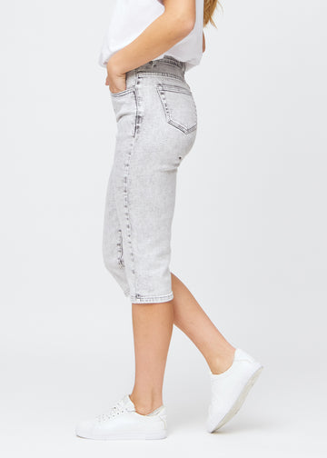 Woman wearing light grey regular denim capris
