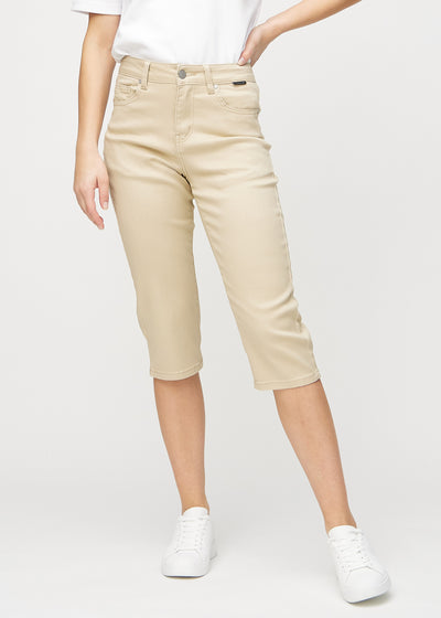 Beige regular capris, model name Gazelles, with a straight leg fit and ending just below the knee, seen from the front.