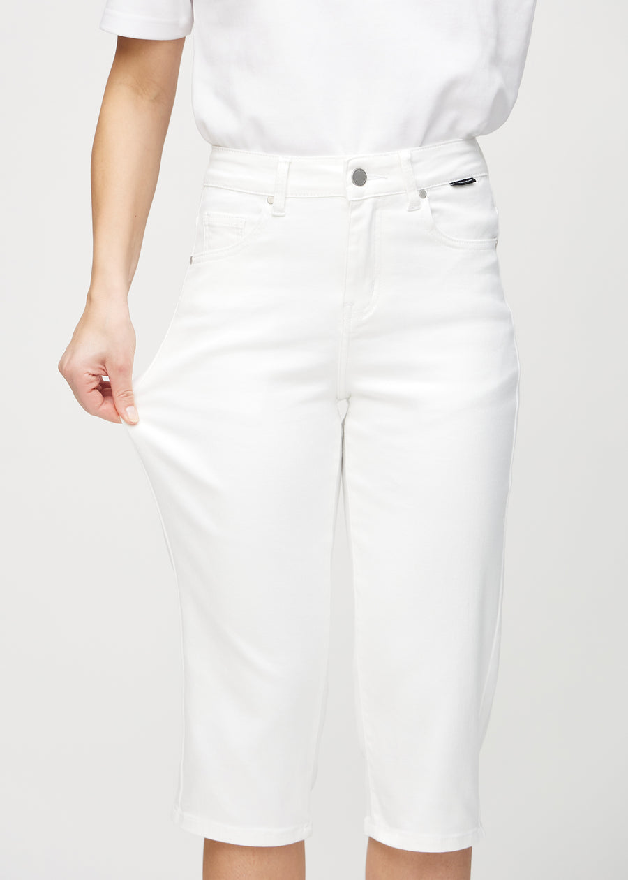 The model stretches the capris at the thigh to show the stretch.