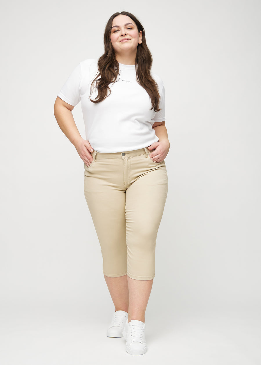 Skinny capris for women in beige fabric, color Gazelles. Full-length view of a plus-size model wearing the capris.