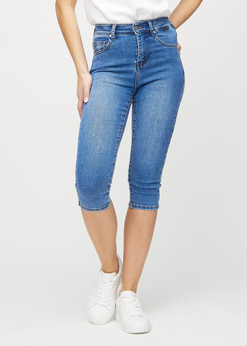 Denim skinny capris, model name Rivers, which fit closely to the leg and end just below the knee, seen from the front.