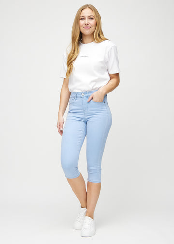 Skinny capris for women in light blue fabric, color Skies. Full-length view of a model wearing the capris.
