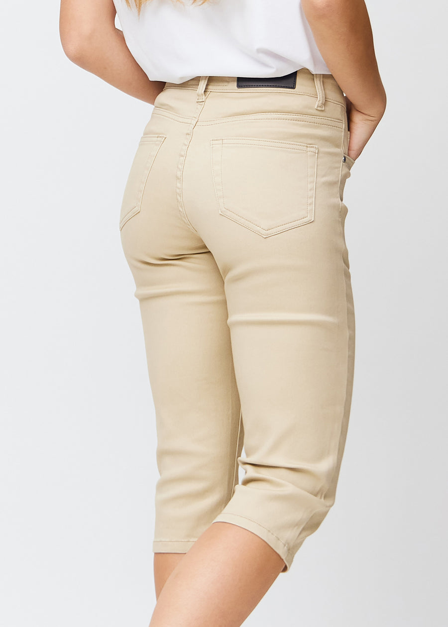  Close-up image of the beige slim capris from the back, so details and pockets can be clearly seen.