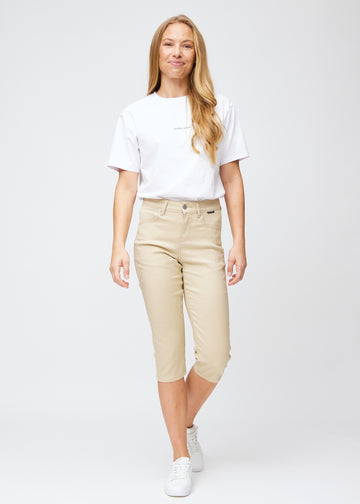  Full image of model wearing beige slim capris.