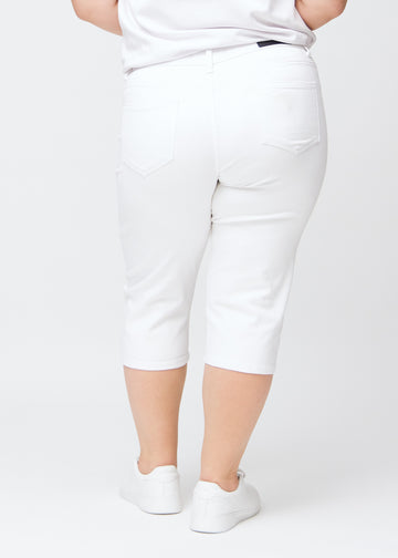 Slim capris for women in white jeans fabric, color Marguerites. Back view on a plus-size model, showing the fit, length and back pockets.