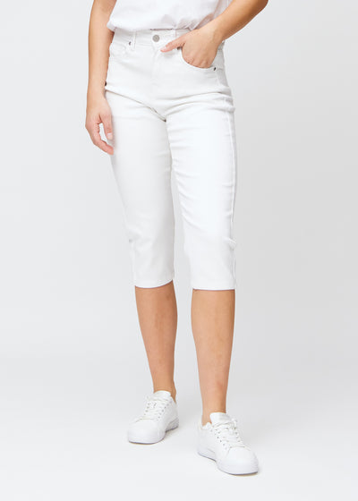 Slim capris for women in white jeans fabric, color Marguerites. Front view on a model, showing the fitted cut ending just below the knee.