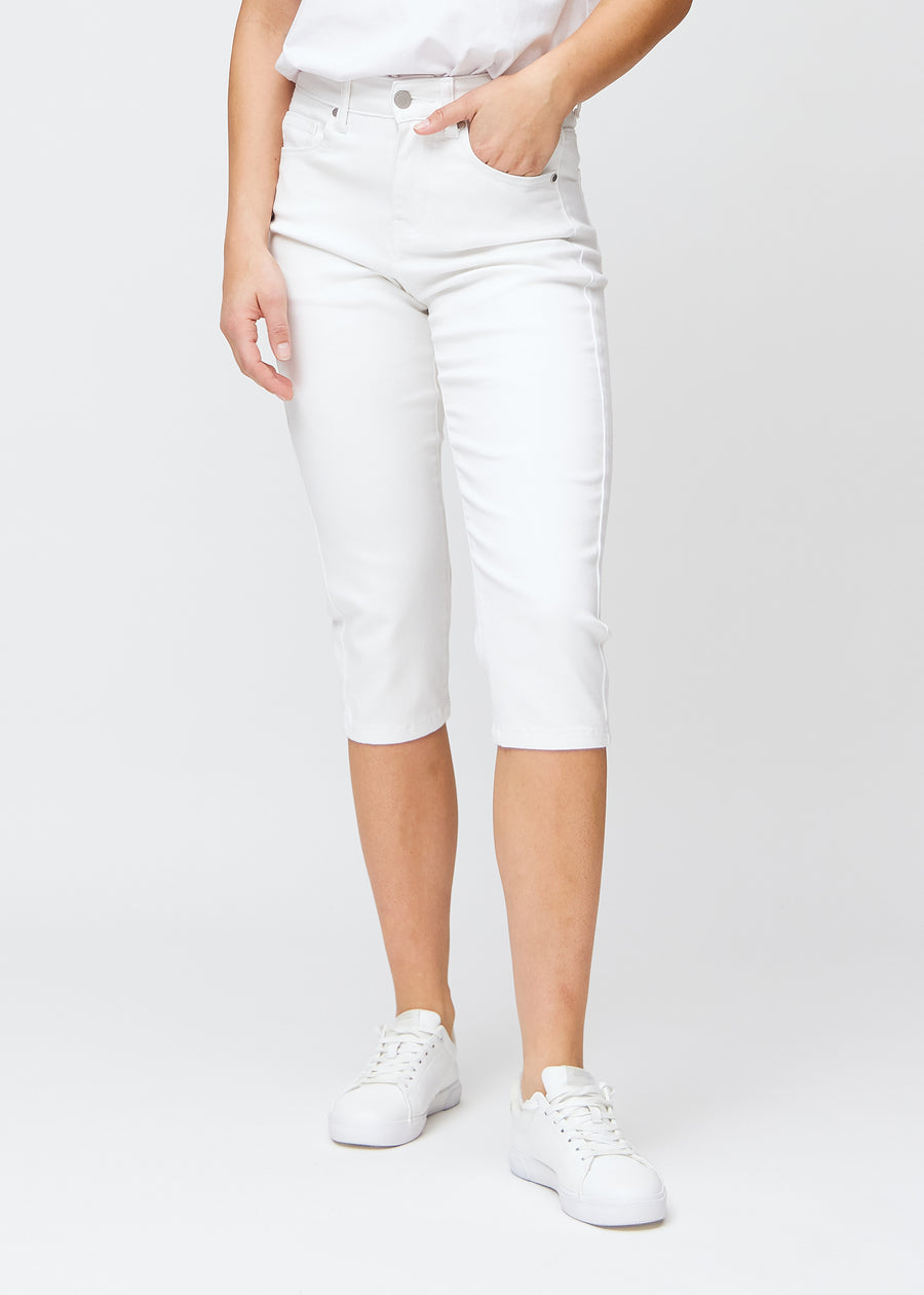 Slim capris for women in white jeans fabric, color Marguerites. Front view on a model, showing the fitted cut ending just below the knee.