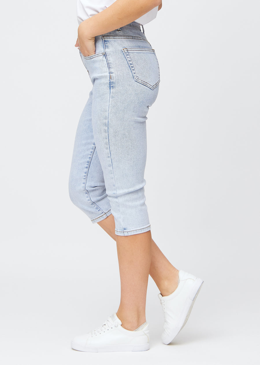 Light blue denim slim capris in the colour Waves seen from the side, classic fit with a high waist and close-fitting cut.