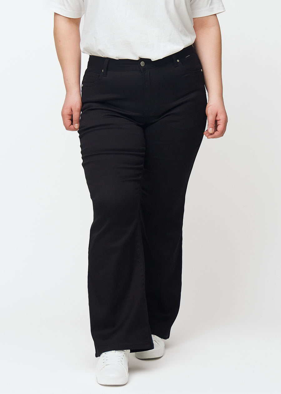 Black mid-rise bootcut jeans in Ravens. Front view on a plus-size model, fitted through the hips and thighs with a gentle flare at the hem.