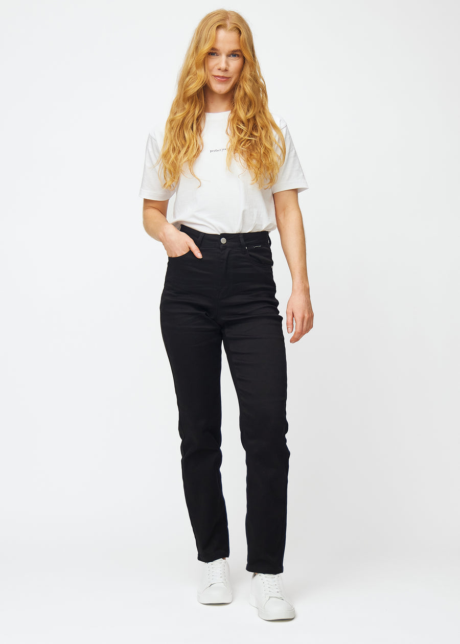 Full image of a model in black high-waisted regular jeans.