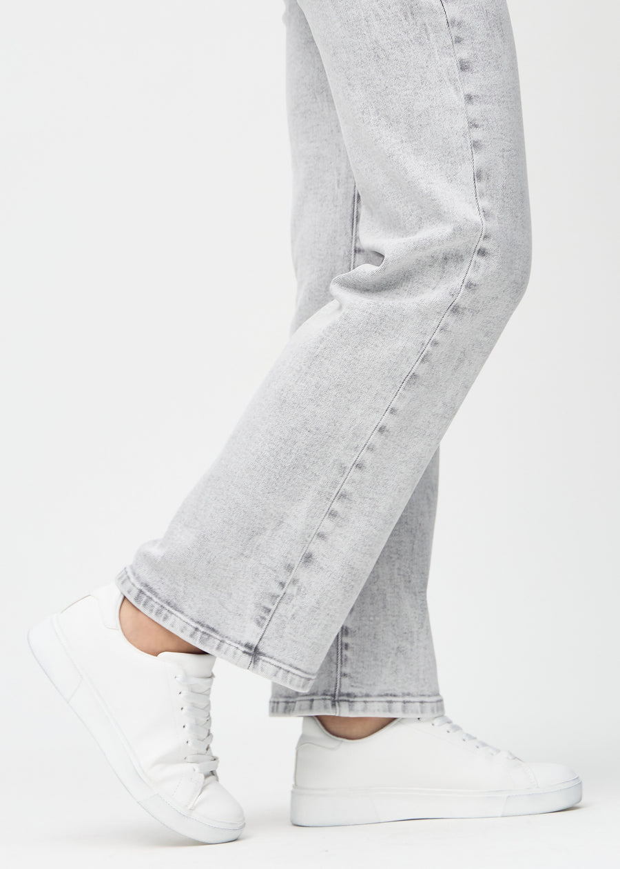 The ankles of a model, so you can see how loosely the jeans fit.