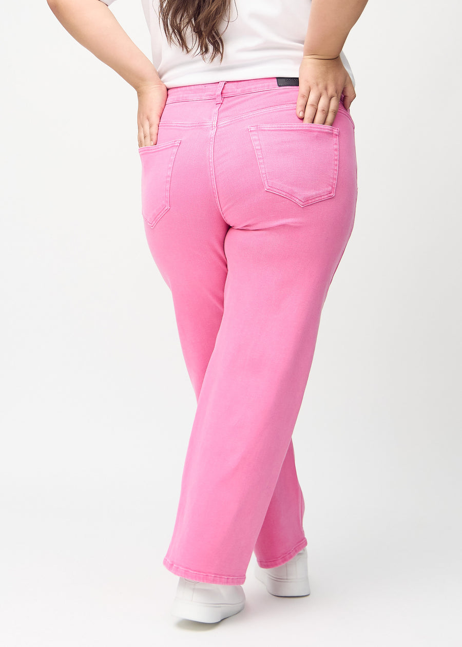 Loose jeans for women in light pink, color Flamingos. Back view on a plus-size model, showing the overall relaxed fit.