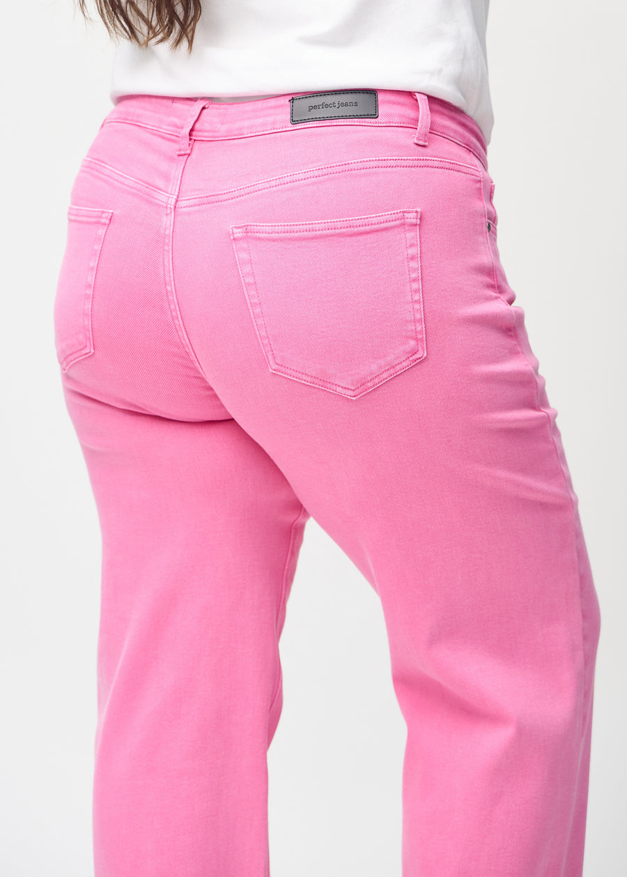 Loose jeans for women in light pink, color Flamingos. Close-up from behind on a plus-size model, showing the fit and details.