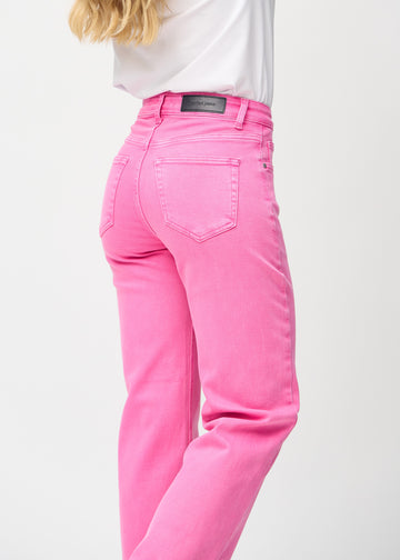 Loose jeans for women in light pink, color Flamingos. Close-up from behind on a model, showing the fit and details.