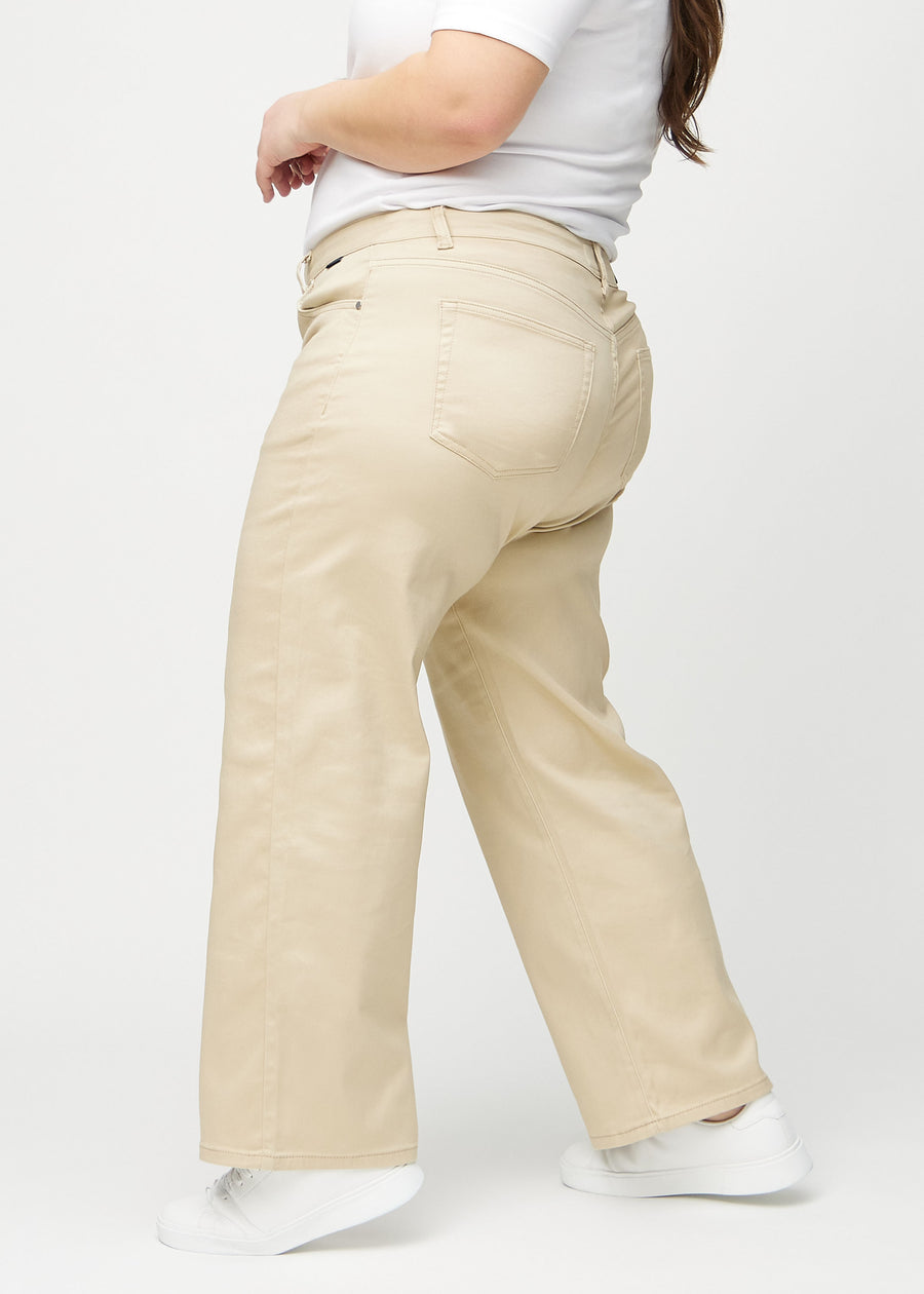 Loose jeans for women in beige, color Gazelles. Side view on a plus-size model, showing the loose fit.