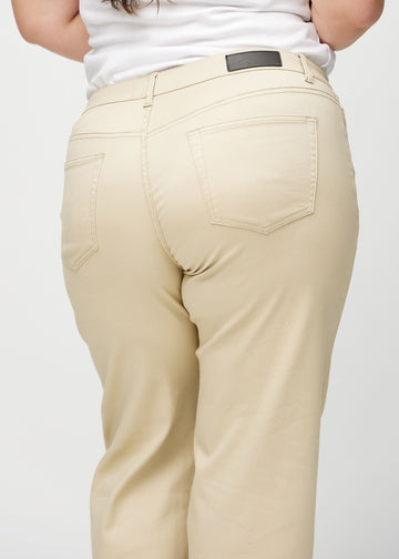 Loose jeans for women in beige, color Gazelles. Close-up from behind on a plus-size model, showing the fit and details.