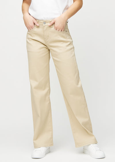 Loose jeans for women in beige, color Gazelles. Front view on a model, showing the roomy, wide-leg fit.