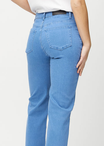 Loose jeans for women in blue, color Geraniums. Close-up from behind on a model, showing the fit and details.