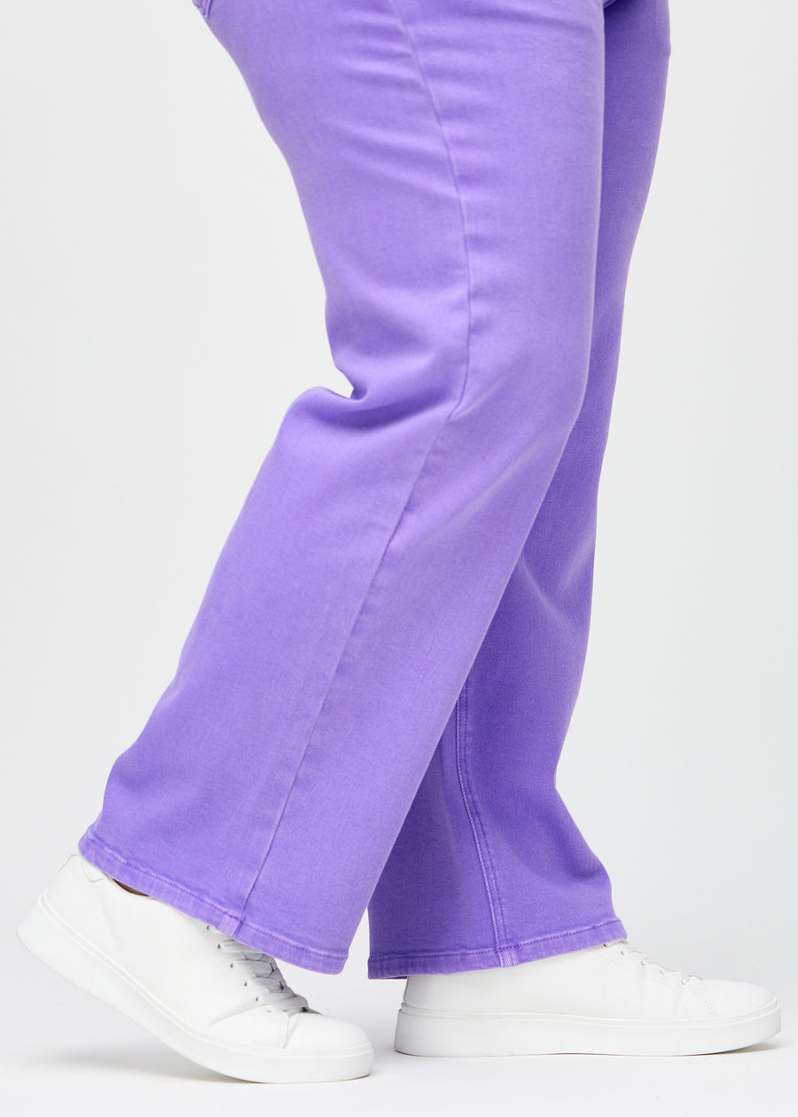 The ankles of a plus-size model, so you can see how loose the jeans fit.