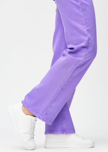 The ankles of a model, so you can see how loose the jeans fit.
