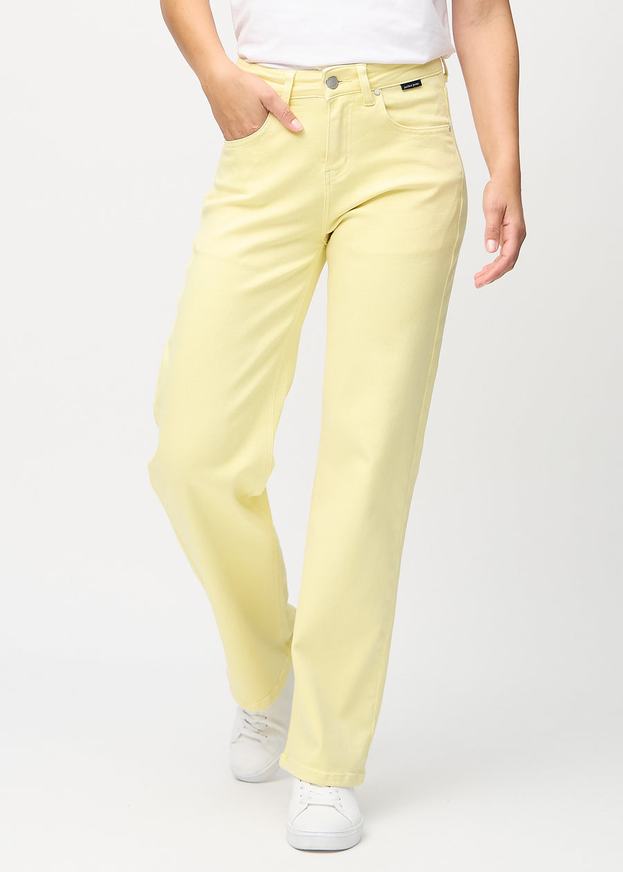 Loose jeans for women in light yellow, color Lemonades. Front view on a model, showing the roomy, wide-leg fit.
