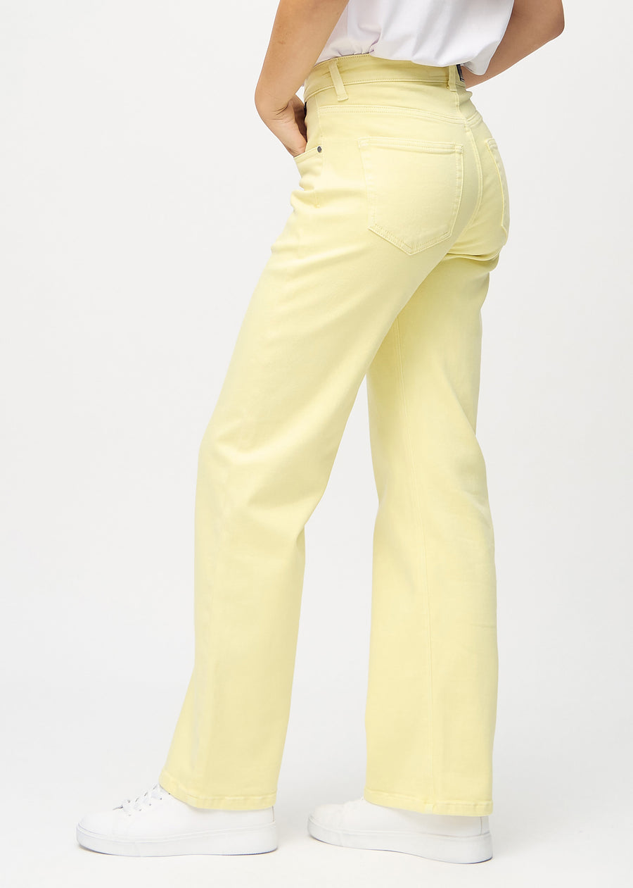 Loose jeans for women in light yellow, color Lemonades. Side view on a model, showing the loose fit.