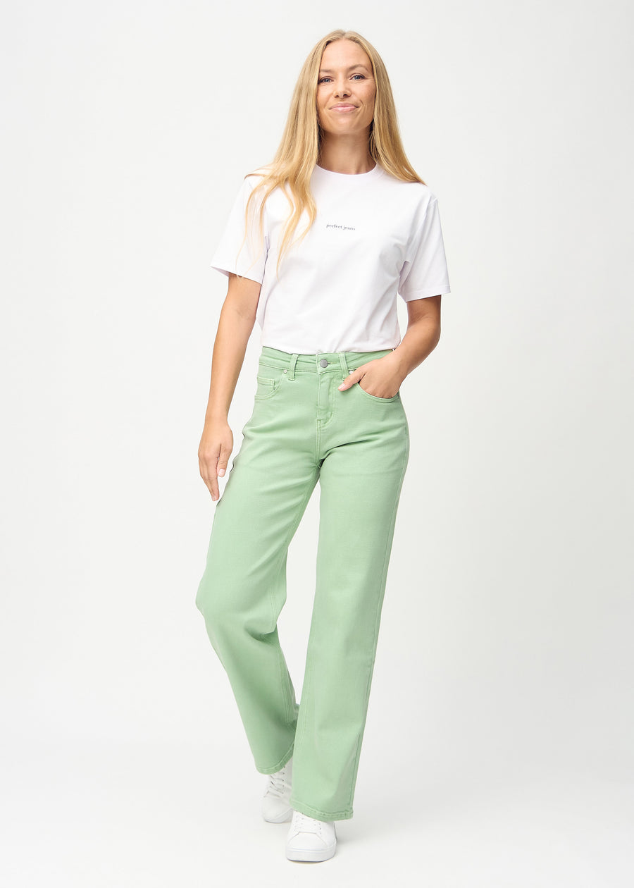 Loose jeans for women in light green, color Mints. Full-length view of a model wearing the loose-fit jeans.
