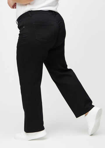 Loose jeans for women in black, color Ravens. Side view on a plus-size model, showing the loose fit.