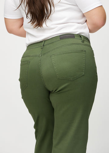 Loose jeans for women in dark green, color Renewals. Close-up from behind on a plus-size model, showing the fit and details.