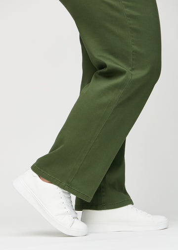 Loose jeans for women in dark green, color Renewals. Close-up at the ankles on a plus-size model, showing the wide leg openings.