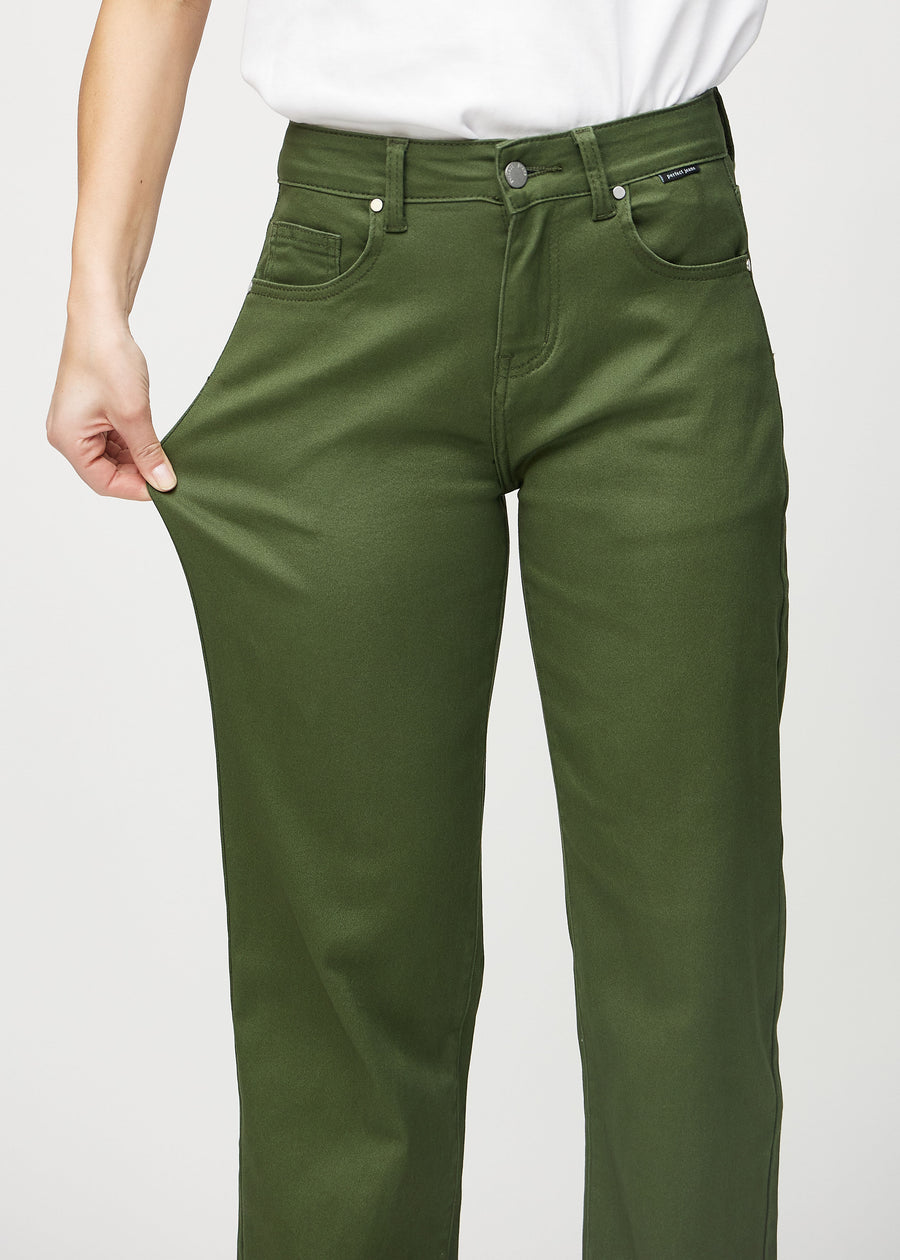 Loose jeans for women in dark green, color Renewals. A model stretches the denim at the thigh to show the fabric&