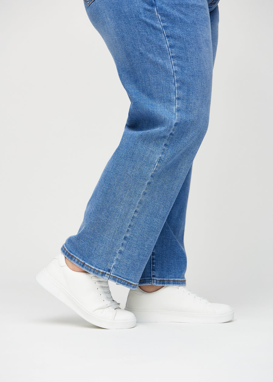 The ankles of a plus-size model, so you can see how loose the jeans fit.