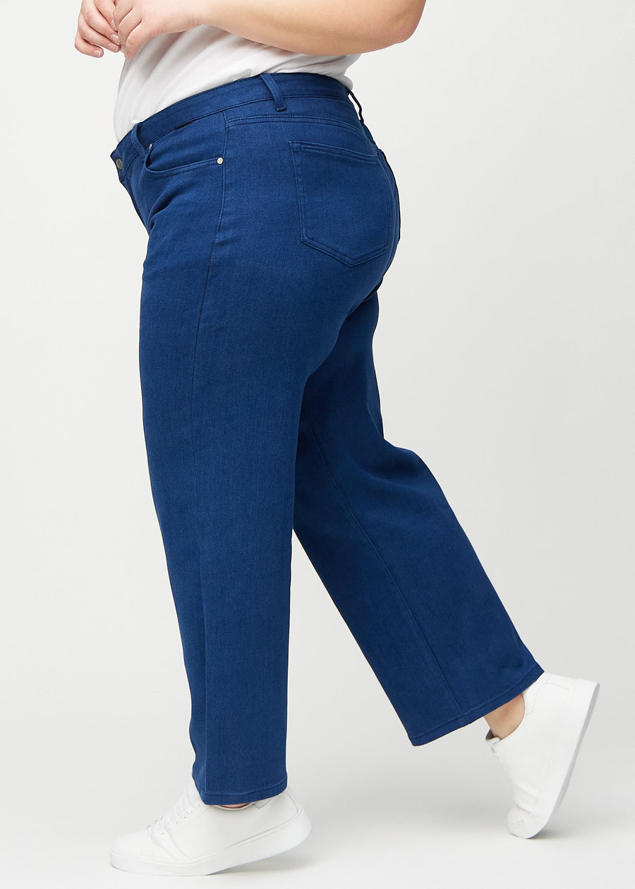 Loose jeans for women in dark blue, color Royals. Side view on a plus-size model, showing the loose fit.