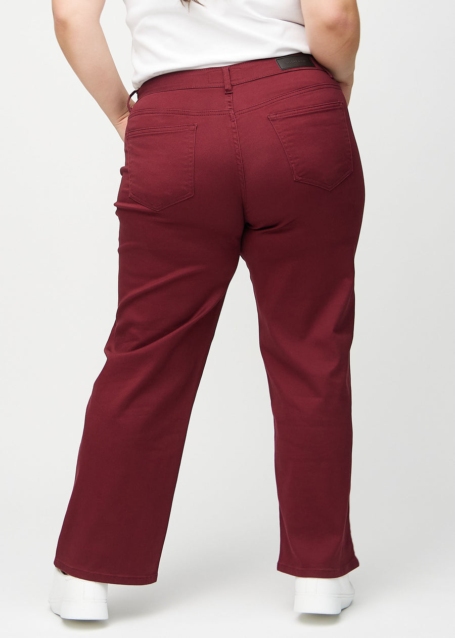 Loose jeans for women in dark red, color Santas. Back view on a plus-size model, showing the overall relaxed fit.