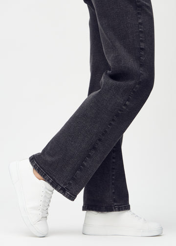 The ankles of a model, so you can see how loosely the jeans fit.
