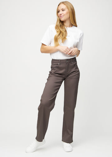 Loose jeans for women in grey-brown, color Thunders. Full-length view of a model wearing the loose-fit jeans.