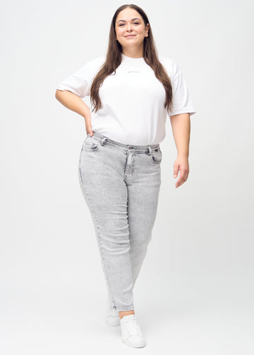 Regular jeans for women in light grey, color Ashes. Full-length view of a plus-size model wearing the jeans.